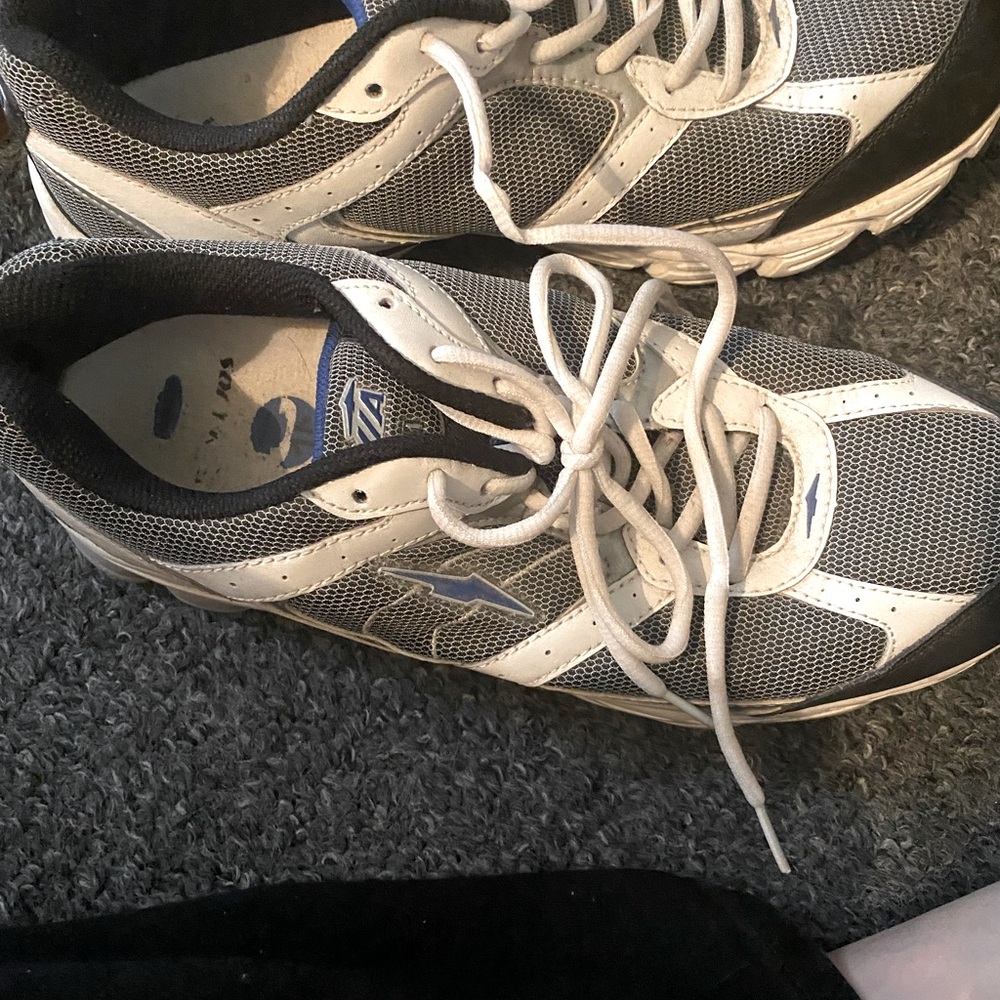 Men’s Avis size 11